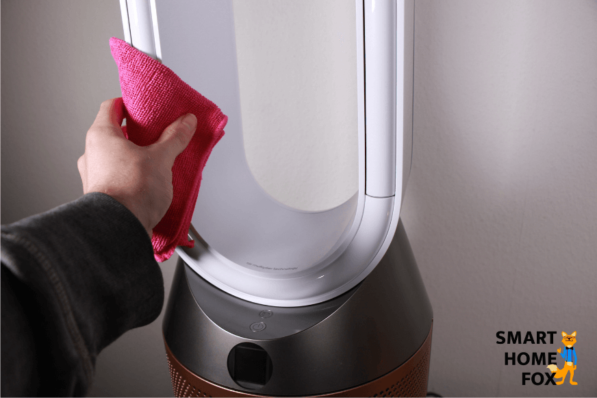 Der Dyson Purifier Humidify+Cool Formaldehyde PH04 wird mit einem weichen und trockenen Staubtuch abgewischt